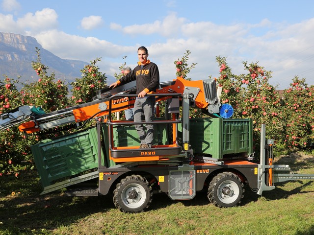 Самоходная платформа на колесах для сбора фруктов Revo (Италия) модель Puima 4WD